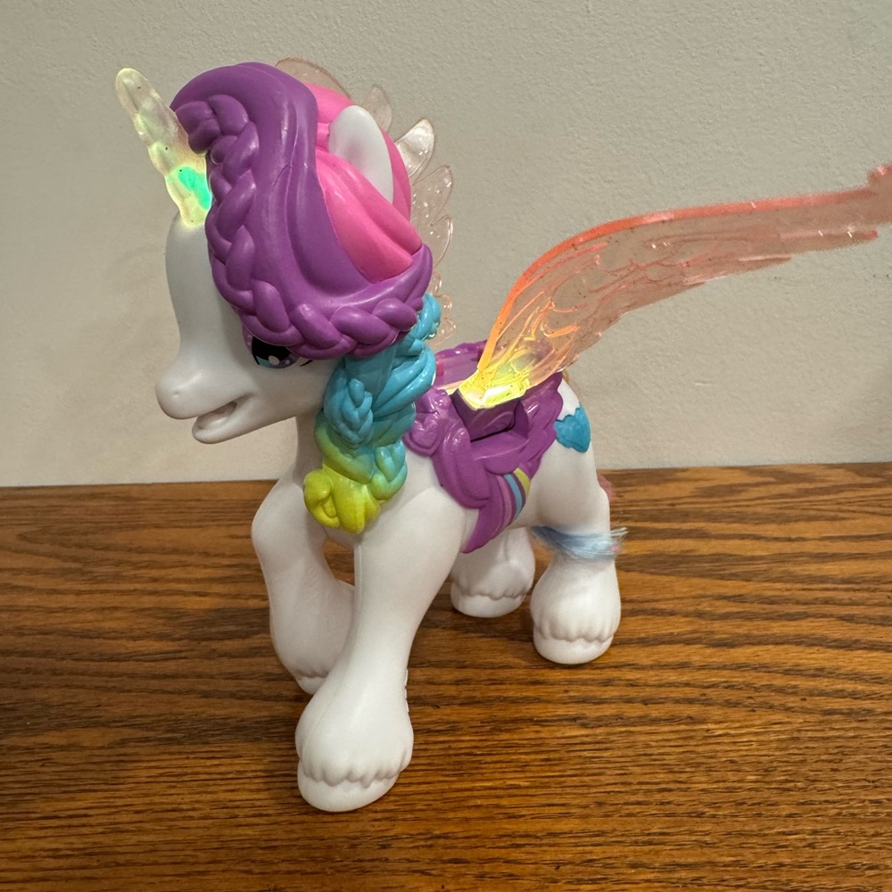 Hatchimals Interactive Hatchicorn Unicorn Pegasus Flapping Wings Lights & Sounds